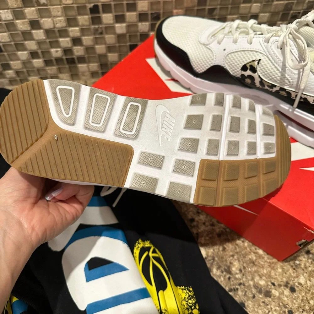 Nike Women’s Athletic Shoes 6.5 NIB - Picture 5 of 6